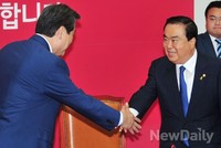 [포토] 악수 나누는 '김무성-문희상'