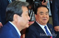 [포토] 대화 나누는 김무성 대표와 문희상 비대위장