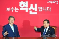 [포토] 밝은 표정의 여야 대표