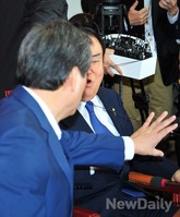 [포토] 마이크줄 목에 감긴 문희상 새정치 비대위장