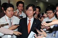 [포토] 기자회견 후 정론관 떠나는 조경태 의원