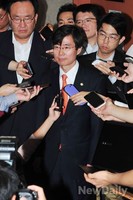 [포토] 기자들과 대화 나누는 새정치 조경태 의원