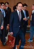 [포토] 미국으로 출국하는 이명박 전 대통령