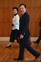 [포토] 미국으로 출국하는 이명박 전 대통령 내외