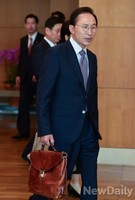 [포토] 미국 출국길에 오르는 이명박 전 대통령
