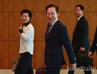 [포토] 미국 출국길에 오르는 이명박 전 대통령 내외