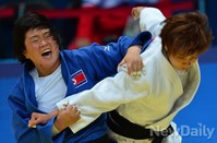 [인천AG] 안간힘 쓰는 북한여자 유도선수