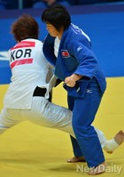 [인천AG] 여자유도 단체전, 공격하는 한국팀