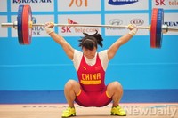 [인천AG] 여자역도 63kg급, 번쩍 들어올리는 중국 선수