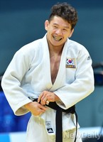 [인천AG] 남자 유도 단체전 銀확보..승자의 미소