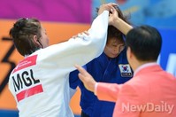 [인천AG] 심판앞에서 반칙