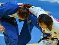 [인천AG] 몽골선수에게 끌려가는 정다운