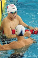 [인천AG] 400M 결승, 쑨양에 우승 축하 해주는 박태환