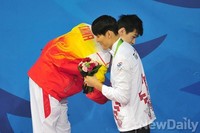 [인천AG] 400M 결승시상식, 쑨양을 축하해주는 박태환