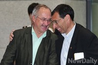 [포토] 슈틸리케 감독과 카를로스 아르모아 수석코치 '환상의 짝궁'