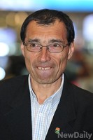 [포토] 아르모아 수석코치 '입술 꽉 깨물고 하겠다?'