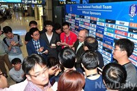 [포토] 인천공항 입국장, 인터뷰 중인 슈틸리케 감독