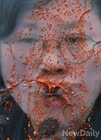 [포토] 오물 뒤집어 쓴 김현의원 사진