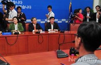 [포토] 세월호 유족과 면담하는 박영선 원내대표