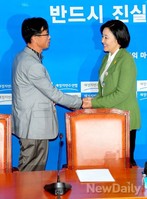 [포토] 악수 나누는 박영선 원내대표와 세월호 유가족 대표