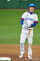 [인천AG] 손아섭 안타에 활짝웃는 민병헌