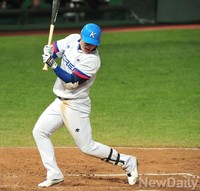 [인천AG] 민병헌 두번째 타석 몸에 맞는볼