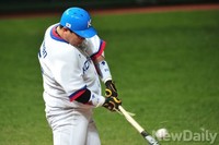 [인천AG] 나진완 스윙 한방에 부러진 배트