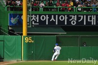 [인천AG] 아시안게임 야구, 간만에 외야로 날아온 공