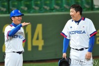 [인천AG] 3루 주루코치 김현수에 여유있는 '싸인'