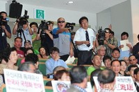 [포토] 피켓들고 토론장에 들어온 전교조 교사들에 항의