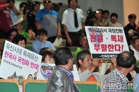 [포토] 토론회장에 나선 민족문제연구소