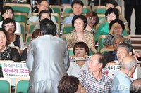 [포토] '토론장에 등장한 피켓' 항의하는 참가자