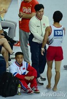 [인천AG] 금메달 딴 '섹 와이 홍'과 악수나누는 양학선