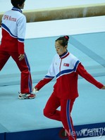 [인천AG] 몸푸는 북한선수, 평균대 금메달