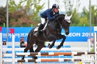 [인천AG] 승마 종합마술, 사뿐히 장애물 넘는 송상욱