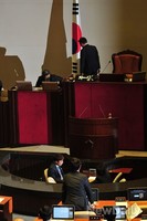 [포토] 떠나는 정의화 항의하는 하태경