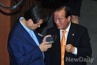 [포토] 대화 나누는 김무성 대표와 정갑윤 국회 부의장