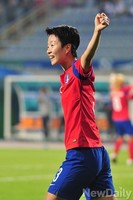 [인천AG] 전가을의 결승골에 기뻐하는 김혜리