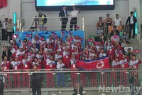 [인천AG] 여자복싱 응원하는 북한 선수단