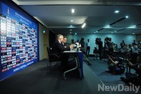 [포토] 울리 슈틸리케 감독, 축구대표팀 명단발표