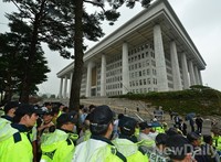 [포토] 국회로 진격한 어버이연합 경찰에 둘러싸여 해산