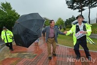 [포토] 국회 기습시위, 제지 당하는 어버이연합