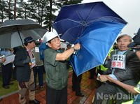 [포토] 국회기습 시위하는 어버이연합