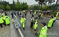 [포토] 국회 기습시위, 경찰에 제지당한 어버이연합