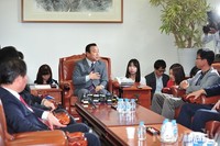 [포토] 여야 원내대표, 세월호 유가족과 재회동