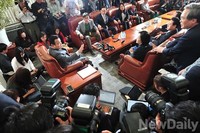 [포토] 세월호 유가족과 면담중인 여야 원내대표