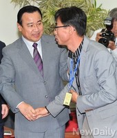 [포토] 세월호 가족대책위와 인사하는 이완구 대표