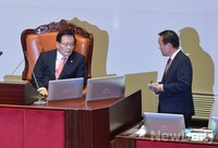 [포토] 정의화 의장과 대화나누는 김재원 의원