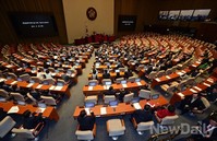 [포토] 본회의에 참석한 與 불참한 野