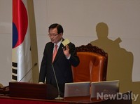 [포토] 與-野 발언자 명단 든 정의화 의원